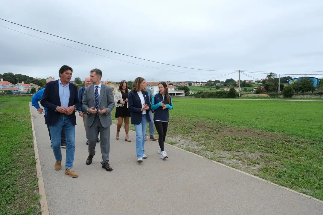 13:00 horas. Ayuntamiento de Bareyo. El consejero de Cultura, Turismo y Deporte, Luis Mart&iacute;nez Abad, visita la pista de entrenamiento de Ajo. 12 de septiembre de 2025 &copy; Ra&uacute;l Lucio