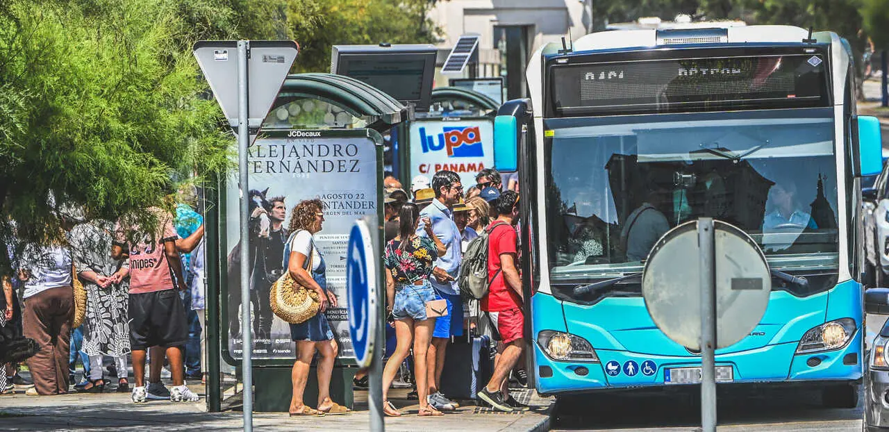100825 santander
Turistas cogiendo en autobus en la parada del Sardinero en  Santander
EUROPA PRESS NACHO CUBERO