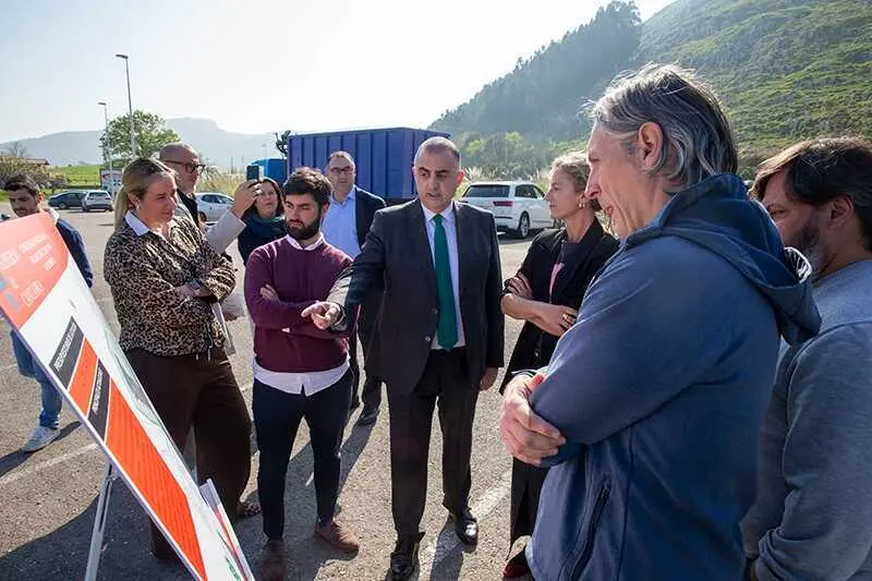 10:30 horas. https://maps.app.goo.gl/JhEXHzufHJYBAXkz5 (Castro Urdiales)
El consejero de Fomento, Vivienda, Ordenaci&oacute;n del Territorio y Medio Ambiente,
Roberto Media, presenta el Punto Limpio. 7 ABRIL 25 &copy; Miguel De la Parra