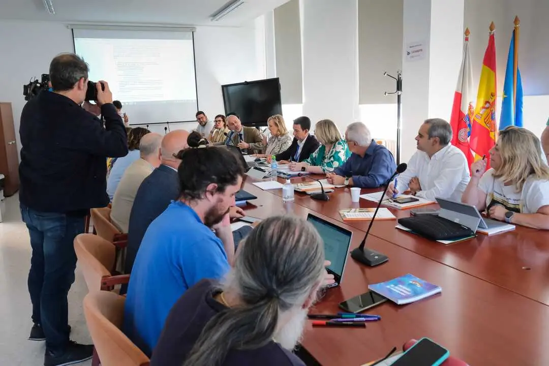 17:30 horas. CEIP Sim&oacute;n Cabarga. El consejero de Educaci&oacute;n, Formaci&oacute;n Profesional y Universidades, Sergio Silva, asiste al Pleno del Consejo Escolar de Cantabria. 30 de septiembre de 2025 &copy; Ra&uacute;l Lucio
