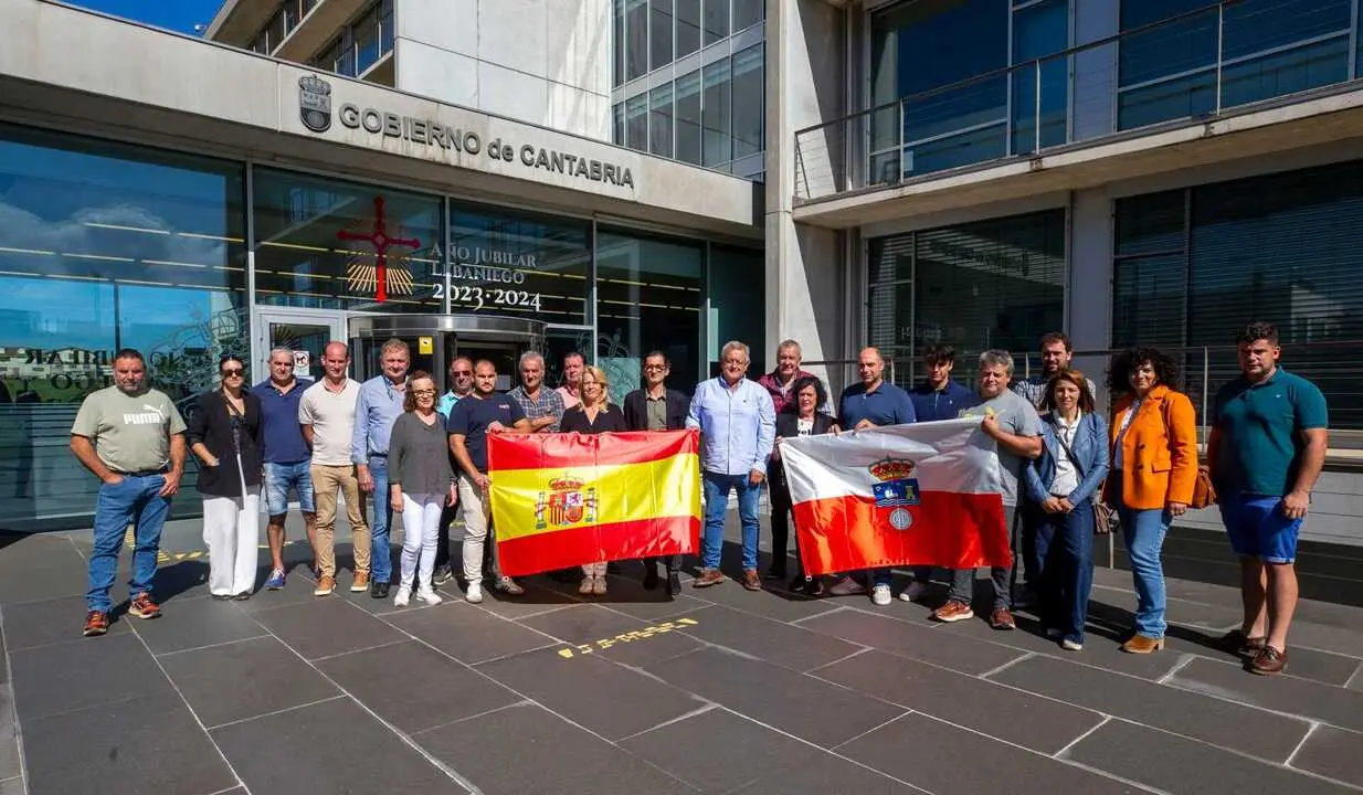 12:45 horas. Despacho de la consejera
La consejera de Desarrollo Rural, Ganader&iacute;a, Pesca y Alimentaci&oacute;n, Mar&iacute;a Jes&uacute;s Susinos, recibe a los ganaderos participantes en el Concurso Nacional Salamaq 2025. &copy; Miguel Parra 30 SEP 25