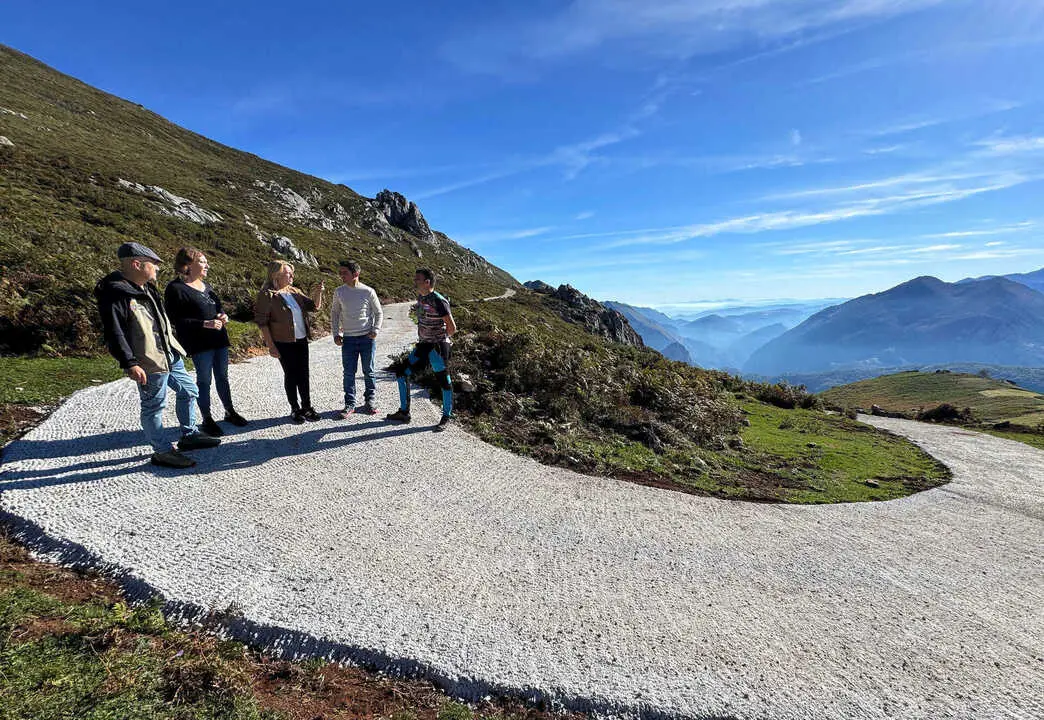 La consejera de Desarrollo Rural, Ganader&iacute;a, Pesca y Alimentaci&oacute;n, Mar&iacute;a Jes&uacute;s Susinos, visita las obras realizadas por la consejer&iacute;a en el municipio de Tresviso. 
1 OCT 25
