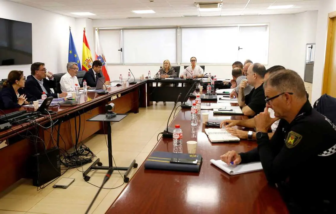 La consejera de Presidencia, Justicia, Seguridad y Simplificaci&oacute;n Administrativa, Isabel Urrutia, preside la Comisi&oacute;n de coordinaci&oacute;n de polic&iacute;as locales de Cantabria. 
1 OCT 25