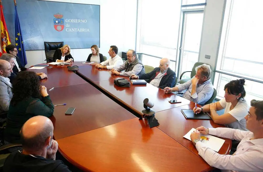 La consejera de Desarrollo Rural, Ganader&iacute;a, Pesca y Alimentaci&oacute;n, Mar&iacute;a Jes&uacute;s Susinos, firma la carta de posicionamiento PAC. 
7 OC 25