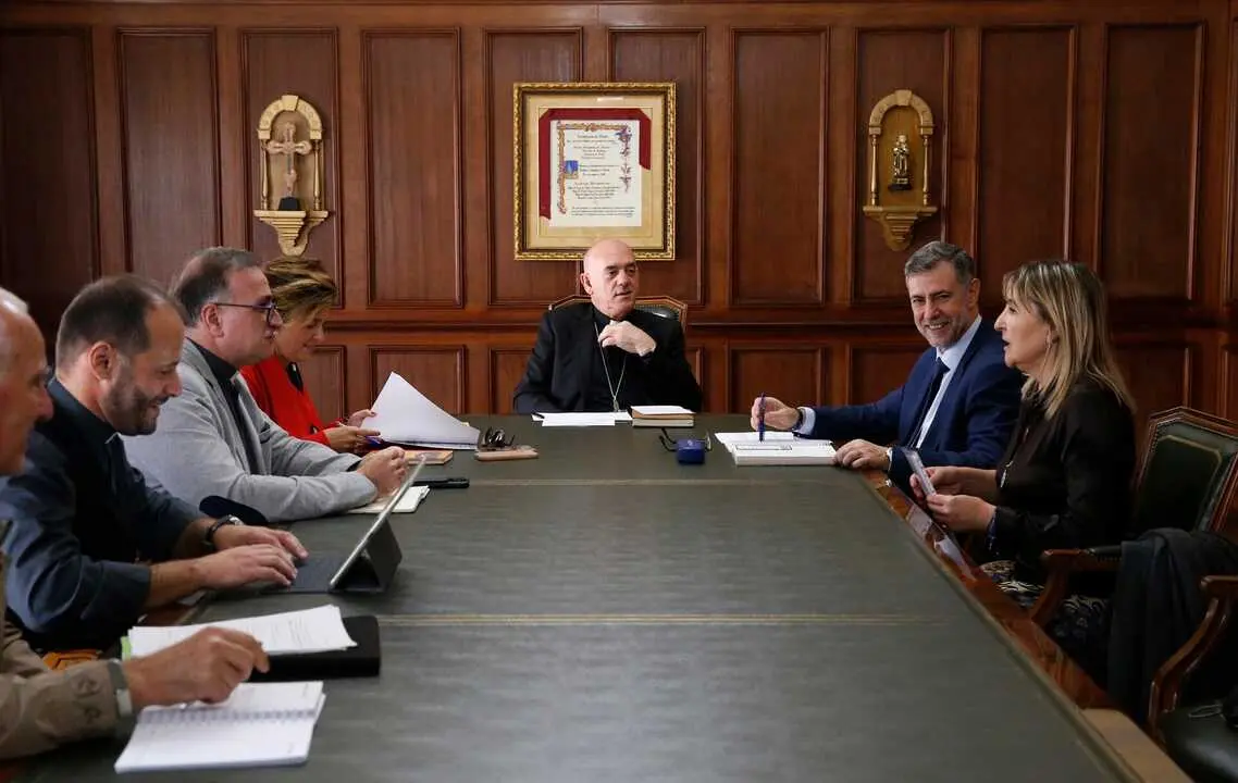 El consejero de Cultura, Turismo y Deporte, Luis Mart&iacute;nez Abad, se re&uacute;ne con el Obispo de Santander. 
7 OCT 25