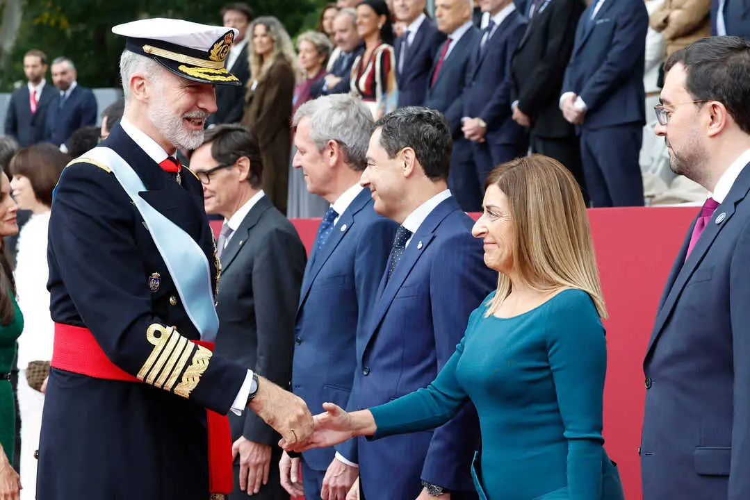 11:00 horas. Pza. de C&aacute;novas del Castillo, Madrid
La presidenta de Cantabria, Mar&iacute;a Jos&eacute; S&aacute;enz de Buruaga, asiste a los actos del
D&iacute;a de la Fiesta Nacional de Espa&ntilde;a. Seguidamente, a las 13:15 horas, participa en
la recepci&oacute;n oficial de SS.MM. los Reyes en el Palacio Real. 12 OCT 25