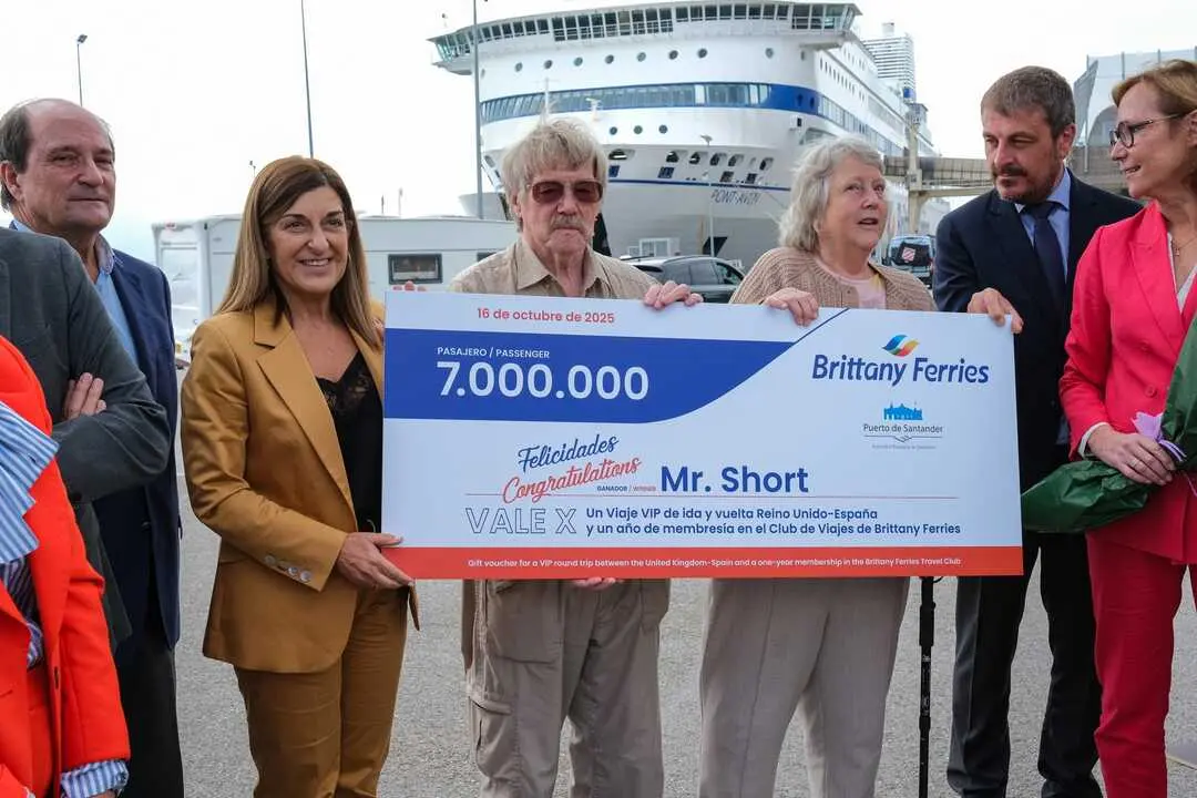 13:00 horas. Muelle del Almirante, Santander. La presidenta de Cantabria, Mar&iacute;a Jos&eacute; S&aacute;enz de Buruaga, participa en el acto de celebraci&oacute;n de la llegada del pasajero 7 millones de Brittany Ferries al Puerto de Santander. 16 de octubre de 2025 &copy; Ra&uacute;l Lucio