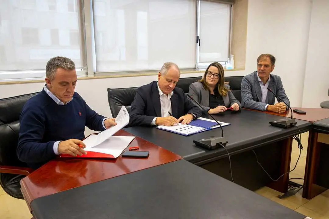 11:00 horas. Sala de Prensa del Gobierno de Cantabria
El consejero de Industria, Empleo, Innovaci&oacute;n y Comercio, Eduardo Arasti, presenta en rueda de prensa, el Plan de Empleo para mayores de 45 a&ntilde;os, junto a los secretarios generales de CC OO y UGT, Rosa Mantec&oacute;n y Mariano Carmona, respectivamente, y el director general de CEOE-CEPYME Cantabria, Francisco Aguilera. 
20 OCT 25 &copy; Miguel De la Parra