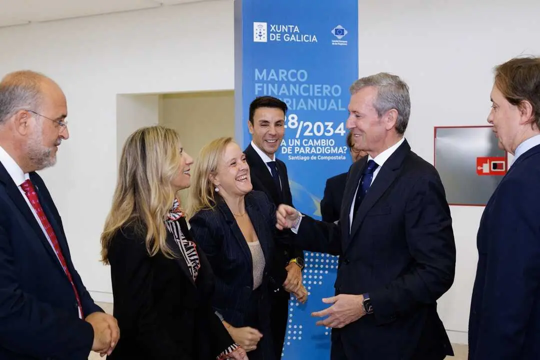 O presidente da Xunta, Alfonso Rueda, acompa&ntilde;ado do conselleiro de Presidencia, Xustiza e Deportes, Diego Calvo, e do conselleiro de Facenda e Administraci&oacute;n P&uacute;blica, Miguel Corgos, inaugura a reuni&oacute;n da delegaci&oacute;n espa&ntilde;ola do Comit&eacute; Europeo das Rexi&oacute;ns, Mesa &ndash; Debate &ldquo;Marco Financiero Plurianual 2028-2034: &iquest;Hacia un cambio de paradigma?&rdquo;. Cidade da Cultura (Santiago),21/10/25.