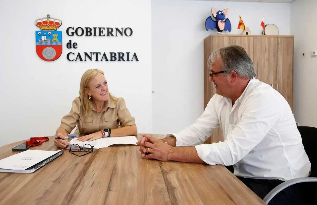 La consejera de Presidencia, Justicia, Seguridad y Simplificaci&oacute;n Administrativa, Isabel Urrutia, recibe en su despacho al alcalde de Vega de Li&eacute;bana.
16 oct 25