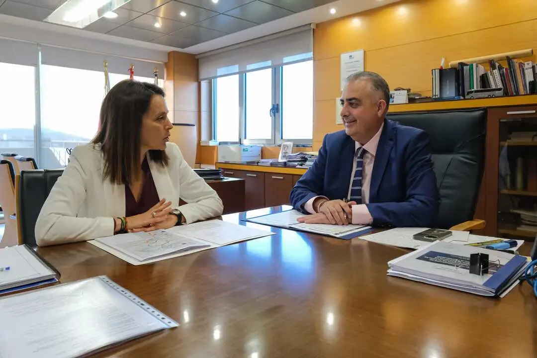 09:00 horas. Despacho del consejero. El consejero de Fomento, Vivienda, Ordenaci&oacute;n del Territorio y Medio Ambiente, Roberto Media, se re&uacute;ne con la alcaldesa de Santa Cruz de Bezana. 27 de octubre de 2025 &copy; Ra&uacute;l Lucio