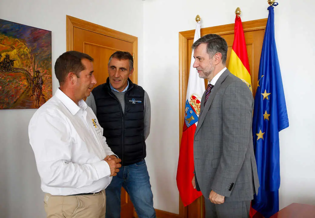 El consejero de Cultura, Turismo y Deporte, Luis Mart&iacute;nez Abad, recibe al nuevo presidente de la Federaci&oacute;n C&aacute;ntabra de Automovilismo.

21 oct 25