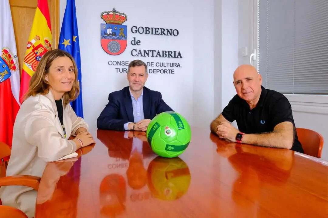 11:00 horas. Despacho del consejero. El consejero de Cultura, Turismo y Deporte, Luis Mart&iacute;nez Abad, recibe al presidente del Real Racing Club, Manolo Higuera. 18 de septiembre de 2025 &copy; Ra&uacute;l Lucio