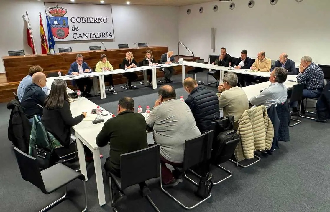Reuni&oacute;n sector desarrollo rural La consejera de Desarrollo Rural, Ganader&iacute;a, Pesca y Alimentaci&oacute;n, Mar&iacute;a Jes&uacute;s Susinos, se re&uacute;ne con el sector primario para presentarles las l&iacute;neas principales del presupuesto. 
7 NOV 25