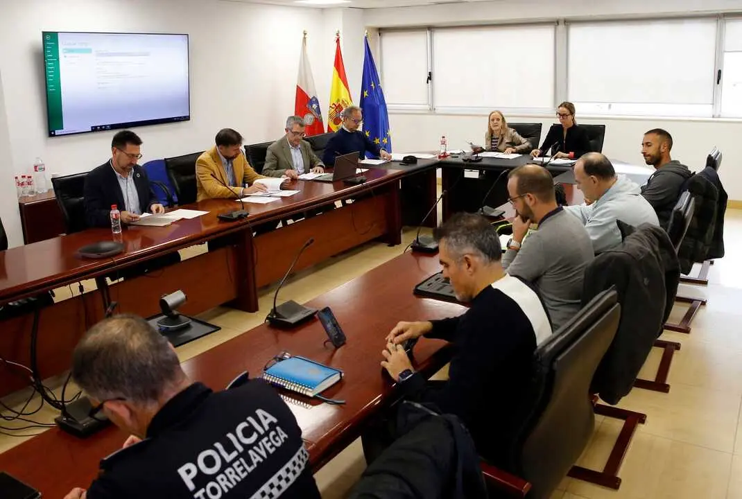 La consejera de Presidencia, Justicia, Seguridad y Simplificaci&oacute;n Administrativa, Isabel Urrutia, se re&uacute;ne con la Comisi&oacute;n de Coordinaci&oacute;n de Polic&iacute;as Locales.
Cobertura de nota y foto
7 nov 25