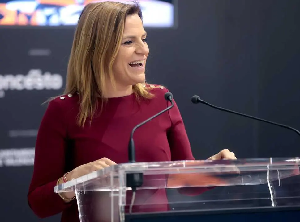 2022-02-22 
La regidora d'Esports, Pilar Bernab&eacute;, acompanyada de la regidora de Participaci&oacute; Ciutadana i Acci&oacute; Ve&iuml;nal, Elisa Val&iacute;a, participa en l'acte del sorteig de la Copa de S. M. la Reina de B&agrave;squet.