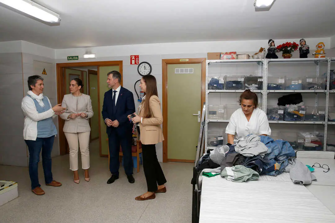 El consejero de Cultura, Turismo y Deporte, Luis Mart&iacute;nez Abad, visita las instalaciones de la Cocina Econ&oacute;mica. 
7 NOV 25