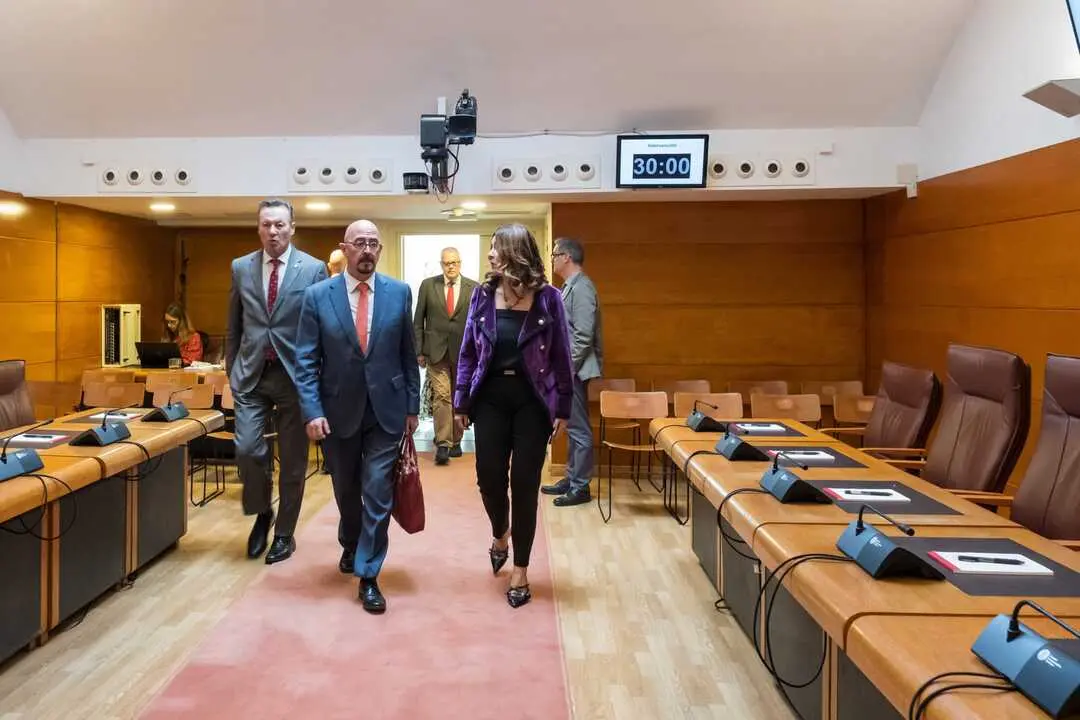 12:30 horas. Parlamento de Cantabria. El consejero de Salud, C&eacute;sar Pascual, acompa&ntilde;ado de todos los altos cargos de su Consejer&iacute;a, comparece en la Comisi&oacute;n de Econom&iacute;a, Hacienda, Financiaci&oacute;n Auton&oacute;mica y Fondos Europeos para informar sobre el Proyecto de Ley de Presupuestos Generales de la Comunidad Aut&oacute;noma para 2026. 13 de noviembre de 2025 &copy; Ra&uacute;l Lucio