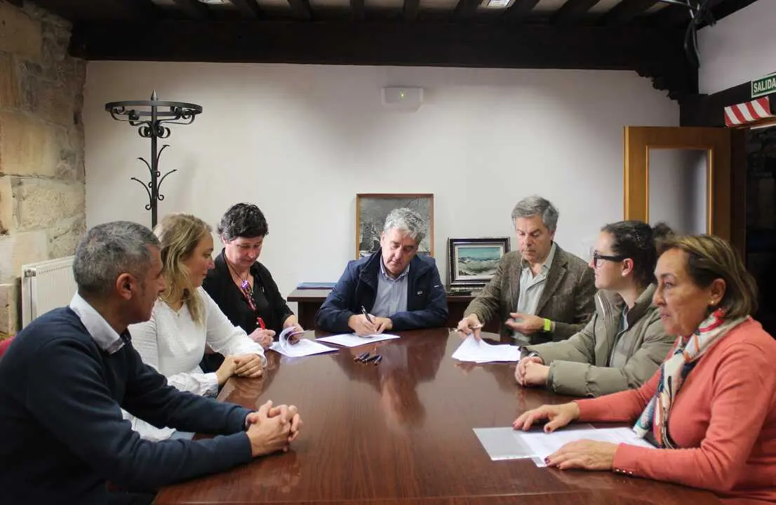 Firma convenio taller de empleo residencias 25