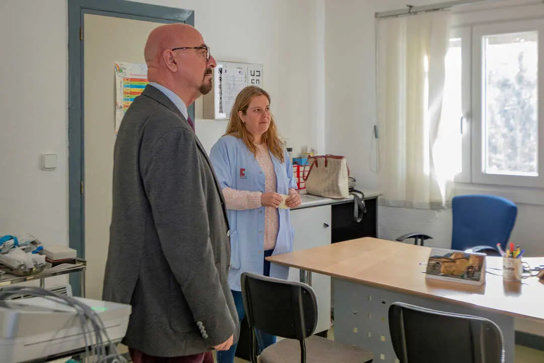 12:00 horas. Pesaguero. https://maps.app.goo.gl/EhX7Rm1VNzyFAAFT8
El consejero de Salud, C&eacute;sar Pascual, visita el consultorio m&eacute;dico de Pesaguero.