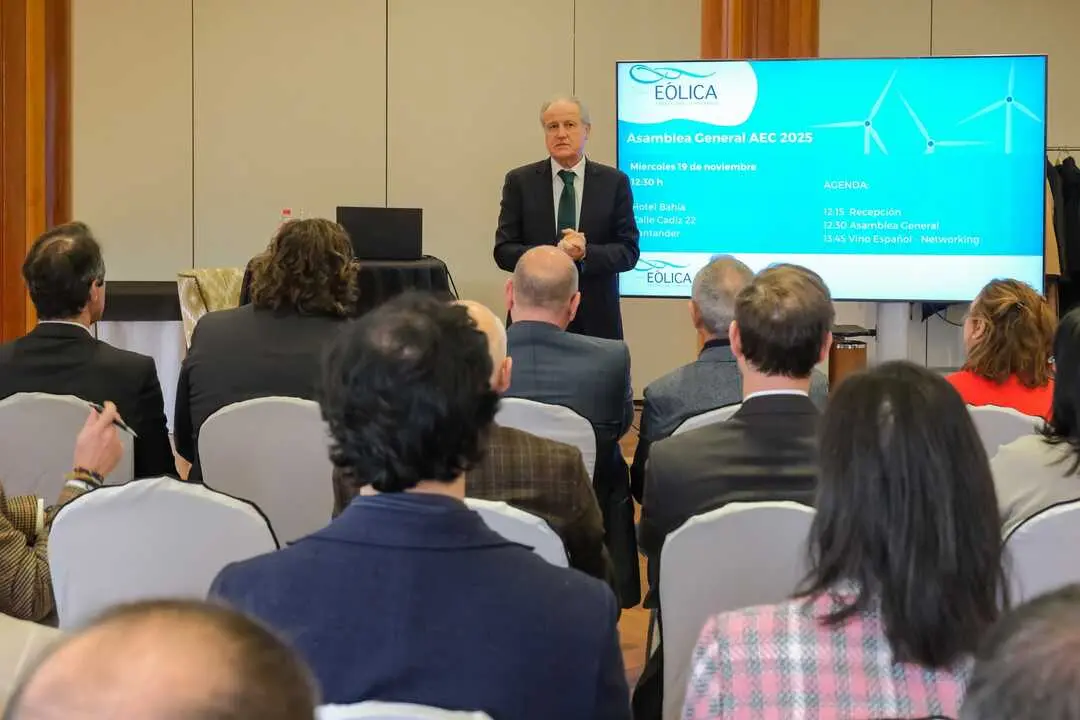 13:45 horas Hotel Bah&iacute;a de Santander. El consejero de Industria, Empleo, Innovaci&oacute;n y Comercio, Eduardo Arasti, participa en la asamblea general de la Asociaci&oacute;n E&oacute;lica de Cantabria. 15 de noviembre de 2025 &copy; Ra&uacute;l Lucio