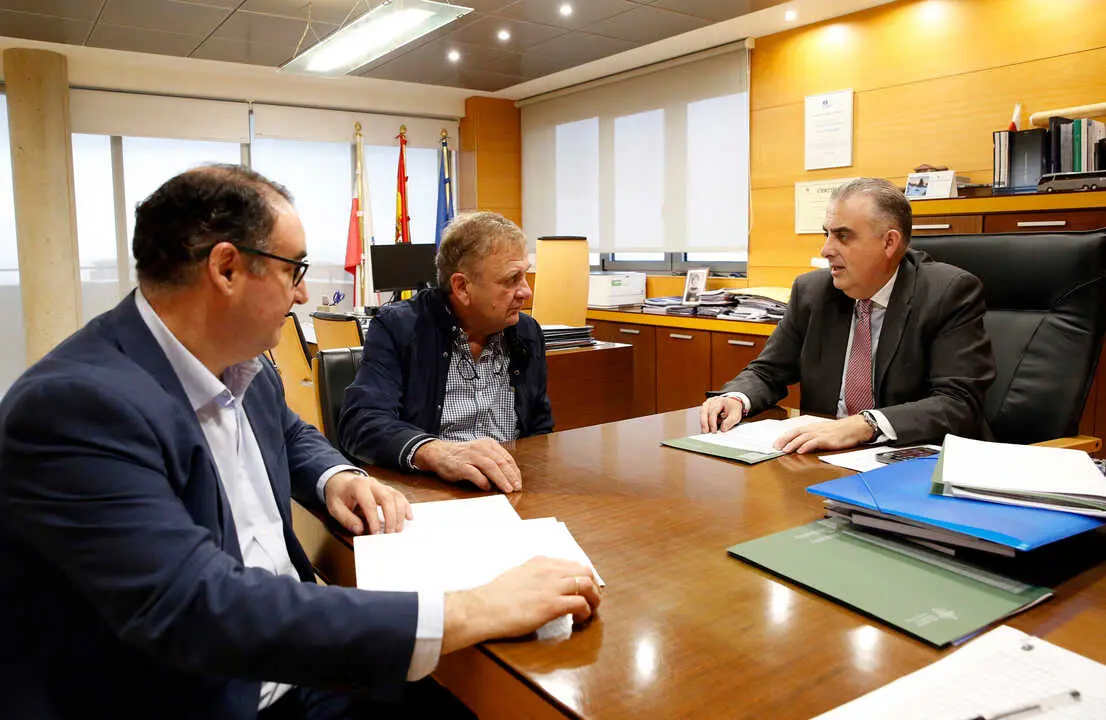 El consejero de Fomento, Vivienda, Ordenaci&oacute;n del Territorio y Medio Ambiente, Roberto Media, recibe al alcalde de Vald&aacute;liga. 
17 NOV 25