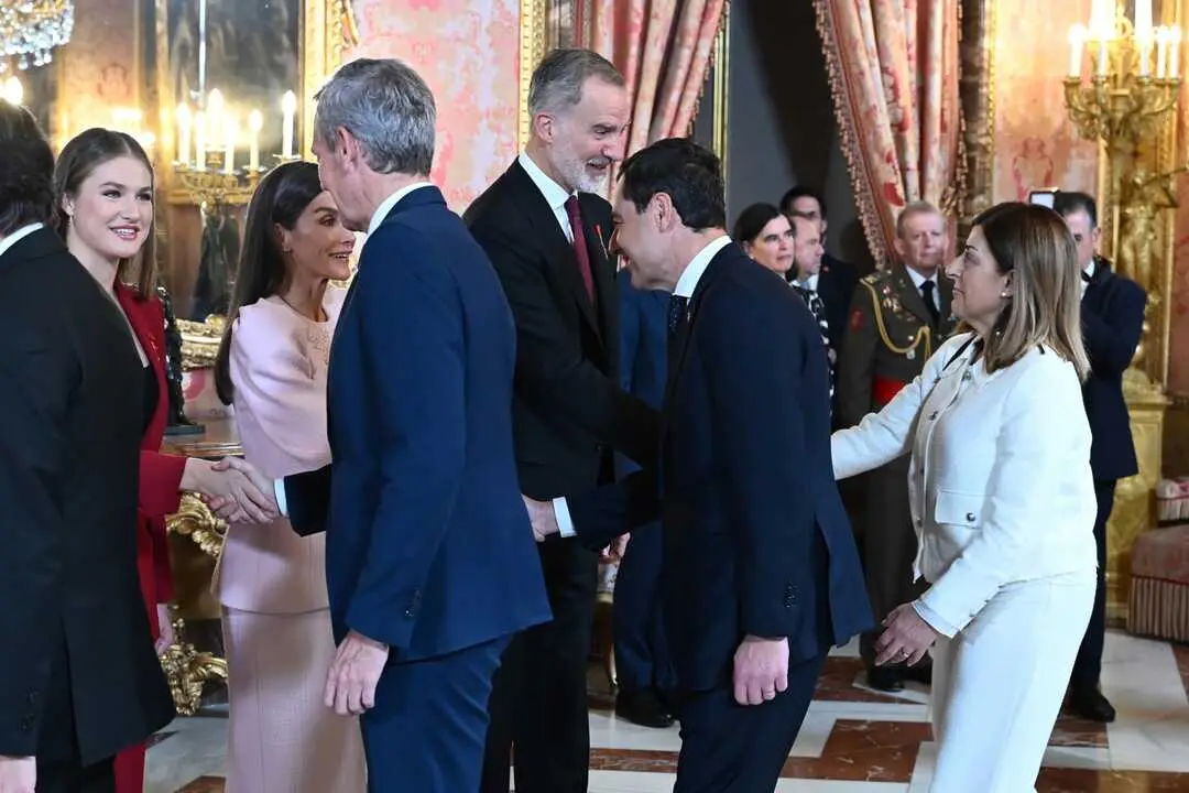 MADRID, 21/11/2025.- El rey Felipe VI (3d), saluda a la presidenta de Cantabria, Mar&iacute;a Jos&eacute; S&aacute;enz de Buruaga (d), durante el acto central de conmemoraci&oacute;n del 50 aniversario de restauraci&oacute;n de la monarqu&iacute;a, este viernes en el palacio Real en Madrid. La reina Sof&iacute;a, el expresidente del Gobierno Felipe Gonz&aacute;lez y los padres de la Constituci&oacute;n Miquel Roca y Miguel Herrero han recibido este viernes de manos del rey Felipe VI el Tois&oacute;n de Oro, la m&aacute;s alta distinci&oacute;n que concede la Casa Real espa&ntilde;ola y cuya historia se remonta a casi 600 a&ntilde;os. EFE/ Fernando Villar