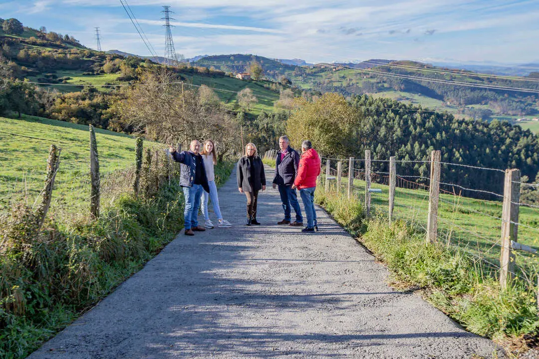 10:30 horas. Sol&oacute;rzano. https://maps.app.goo.gl/GqsRcC8rBDkTbu2d8
La consejera de Desarrollo Rural, Ganader&iacute;a, Pesca y Alimentaci&oacute;n, Mar&iacute;a Jes&uacute;s Susinos, visita el Ayuntamiento de Sol&oacute;rzano.