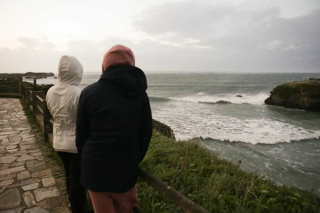 Rinlo, Lugo. Llega la ciclog&eacute;nesis Ciar&aacute;n, que trae fuertes vientos y precipitaciones a toda Galicia. Lo peor de la borrasca llegar&aacute; esta noche y en la jornada de ma&ntilde;ana jueves. En la imagen, una pareja observa el mar en la costa de Rinlo, en la tarde del mi&eacute;rcoles 1 de noviembre