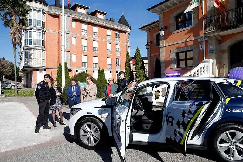 La consejera de Presidencia, Justicia, Seguridad y Simplificaci&oacute;n Administrativa, Isabel Urrutia, entrega un veh&iacute;culo para la Polic&iacute;a Local.

19 MAR 25