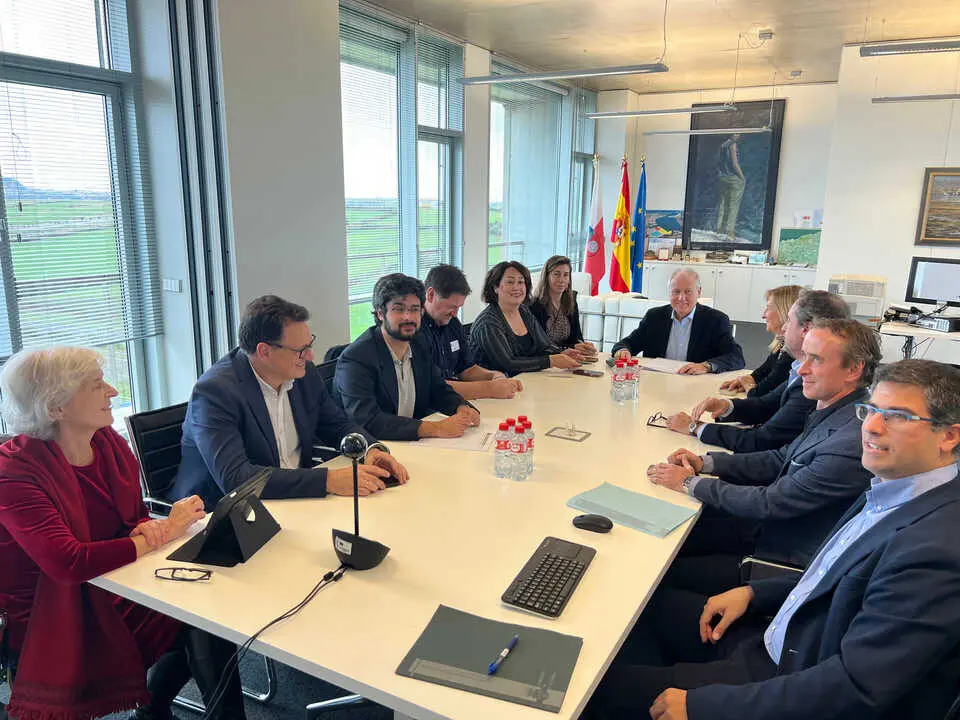 12:00 horas. Despacho del consejero

El consejero de Industria, Empleo, Innovaci&oacute;n y Comercio, Eduardo Arasti, participa en la Mesa del Trabajo Aut&oacute;nomo. 

Cobertura de nota y foto. A las 12:45 horas, el consejero har&aacute; declaraciones a los medios de comunicaci&oacute;n.