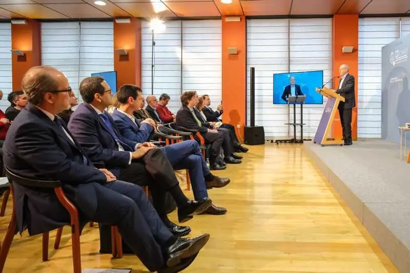 13:45 horas. Paraninfo de la Universidad de Cantabria. Calle Sevilla, 6. El consejero de Industria, Empleo, Innovaci&oacute;n y comercio, Eduardo Arasti, clausura la Jornada de la Energ&iacute;a del Colegio Oficial de Ingenieros de Cantabria. 12 de diciembre de 2025 &copy; Ra&uacute;l Lucio