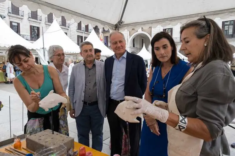 12:30 horas. Plaza Porticada, Santander. El consejero de Industria, Empleo, Innovaci&oacute;n y Comercio, Eduardo Arasti, asiste a la inauguraci&oacute;n de la XIV Feria Nacional de Artesan&iacute;a de Santander. 2 de agosto de 2024 &copy; Ra&uacute;l Lucio