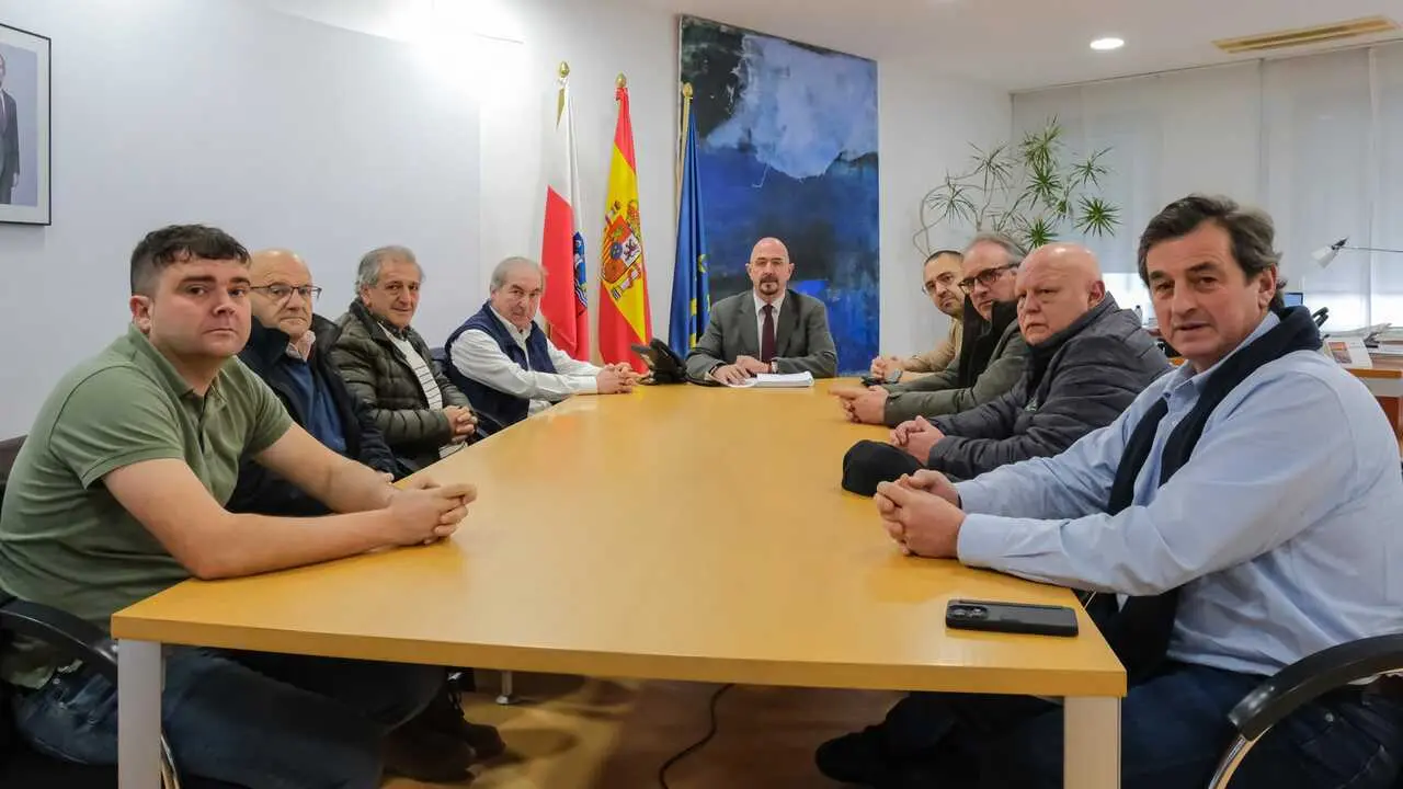 11:00 horas. Despacho del consejero. El consejero de Salud, C&eacute;sar Pascual, se re&uacute;ne con alcaldes de Li&eacute;bana. 7 de enero de 2026 &copy; Ra&uacute;l Lucio