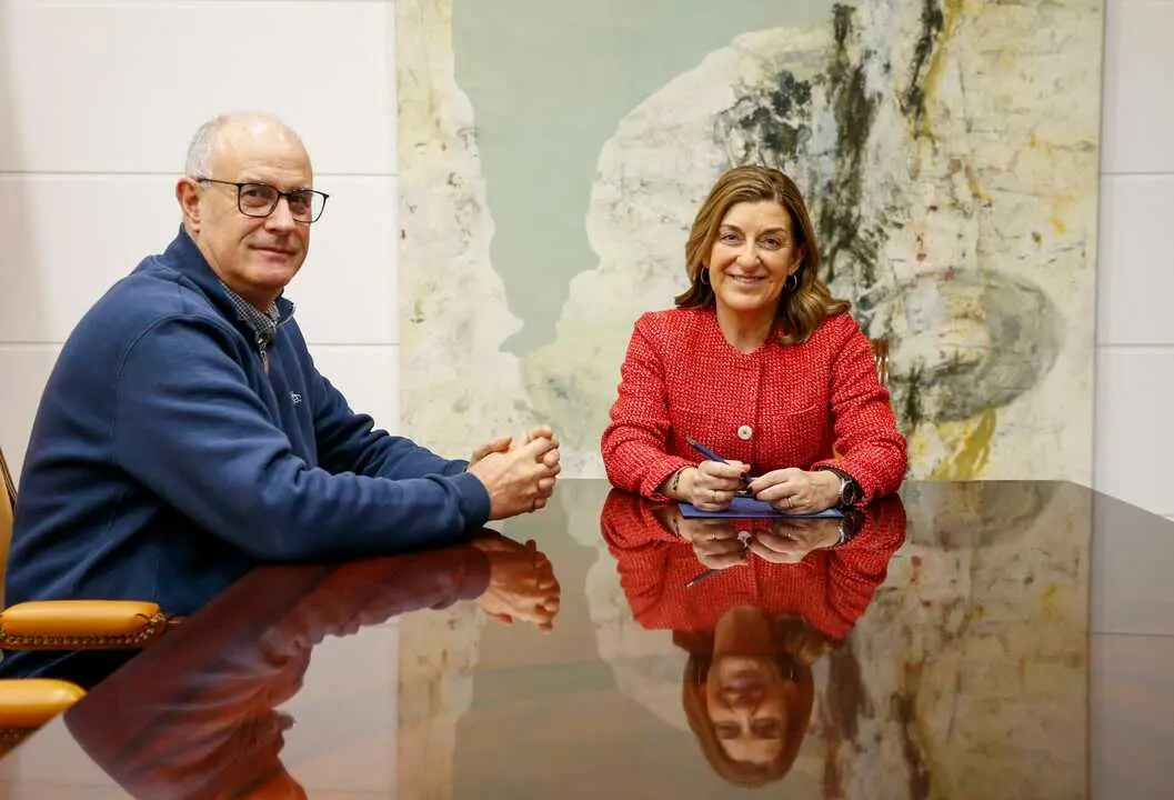 La presidenta de Cantabria, Mar&iacute;a Jos&eacute; S&aacute;enz de Buruaga, recibe al alcalde de Arredondo, Leoncio Carrascal.
27 ene 26