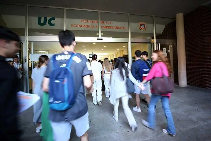 EBAU.EXAMENES.SELECTIVIDAD. UC. EXAMEN. ESTUDIANTES. BACHILLERATO.ECONOMICAS. 5 JUN 23