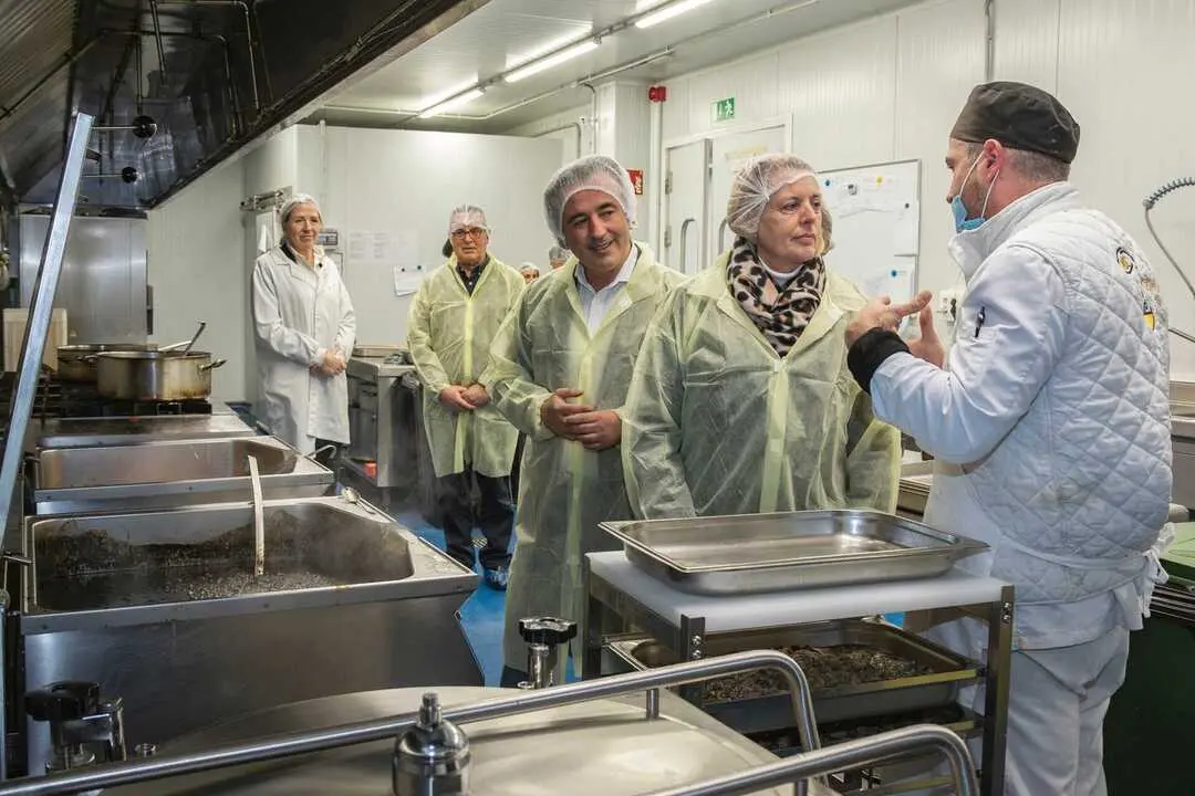 12:00 horas. Pol&iacute;gono la Cerrada, 6. Malia&ntilde;o
La consejera de Desarrollo Rural, Ganader&iacute;a, Pesca y Alimentaci&oacute;n, Mar&iacute;a Jes&uacute;s Susinos, visita la empresa agroalimentaria &lsquo;Como en casa&rsquo;.
