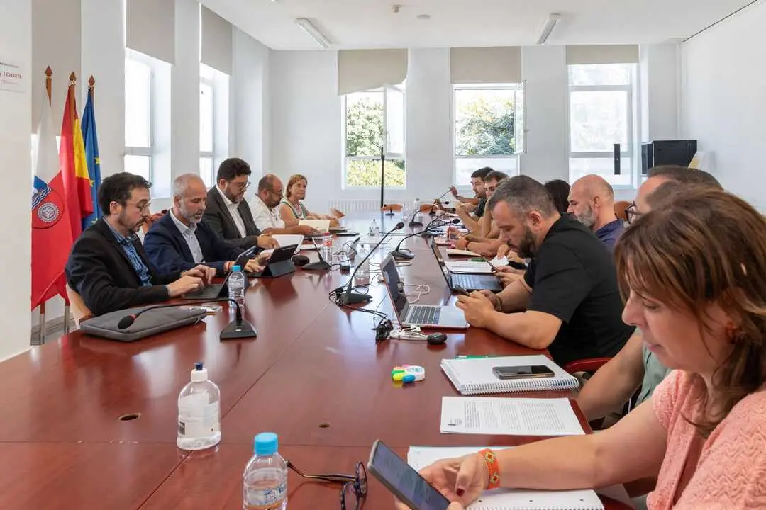 El consejero de Educaci&oacute;n, Sergio Silva, preside la mesa de negociaci&oacute;n con la Junta de Personal Docente. &copy;Patricia Pereda