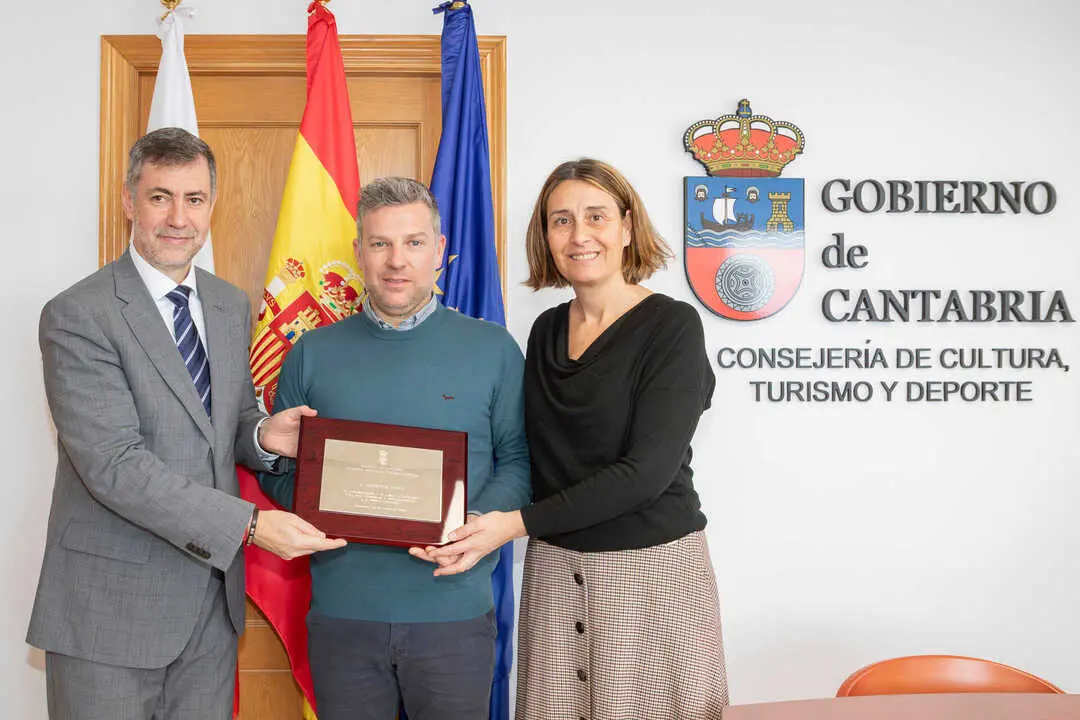 11:00 horas. Despacho del consejero

El consejero de Cultura, Turismo y Deporte, Luis Mart&iacute;nez Abad, entrega de una placa a la familia Cobo en reconocimeinto al trabajo realizado en Heras.