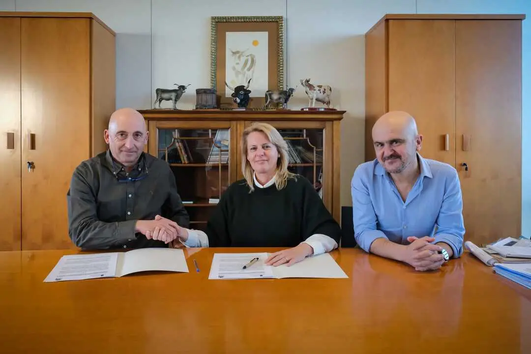 09:30 horas. Despacho de la consejera. La consejera de Desarrollo Rural, Ganader&iacute;a, Pesca y Alimentaci&oacute;n, Mar&iacute;a Jes&uacute;s Susinos, firma de convenio con la Sociedad C&aacute;ntabra de Fomento de Caza y Pesca. 3 de febrero de 2026 &copy; Ra&uacute;l Lucio