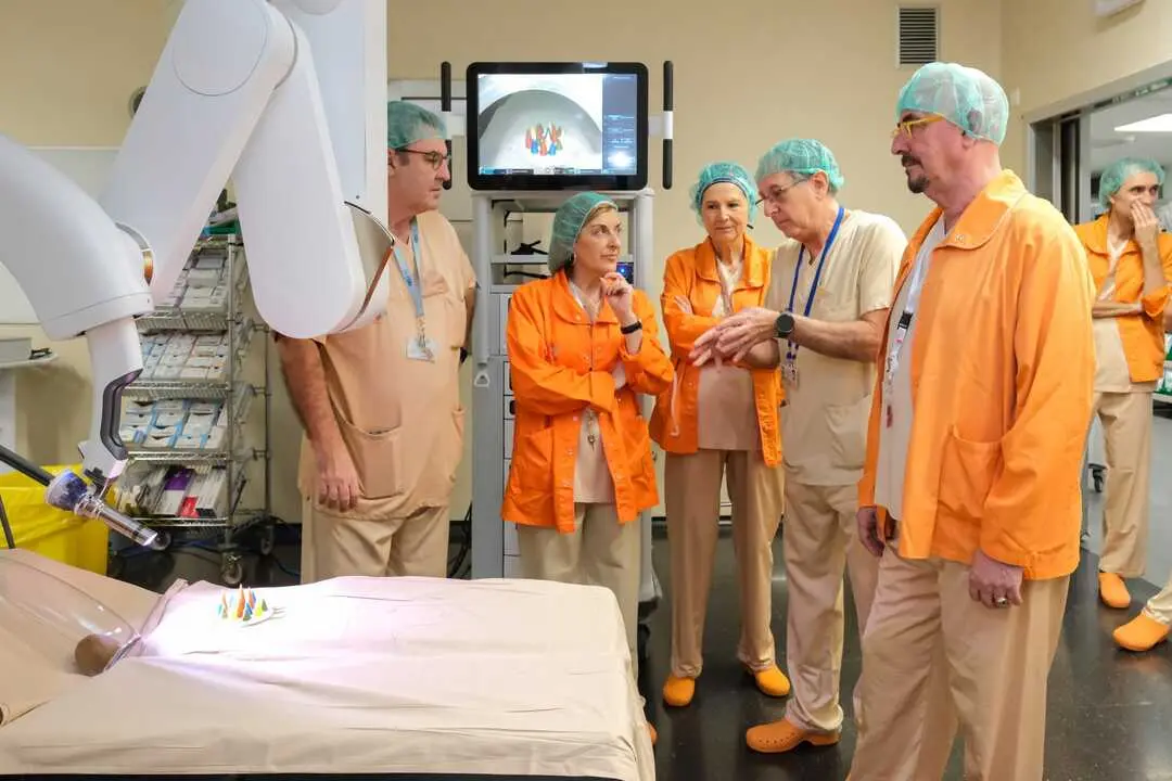 10:30 horas. Edificio 2 de noviembre, Hospital Universitario Marqu&eacute;s de Valdecilla. La presidenta de Cantabria, Mar&iacute;a Jos&eacute; S&aacute;enz de Buruaga, asiste a una demostraci&oacute;n de funcionamiento del Robot 'Da Vinci'. 17 de febrero de 2026 &copy; Ra&uacute;l Lucio
