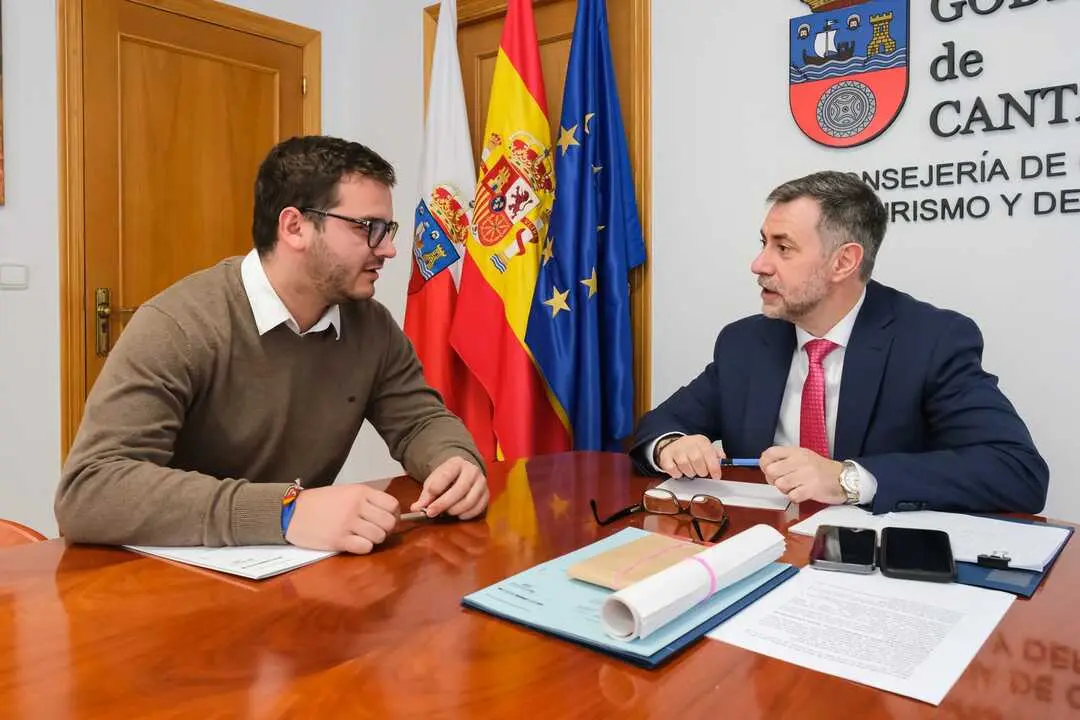 12:30 horas. Despacho del consejero. El consejero de Cultura, Turismo y Deporte, Luis Mart&iacute;nez Abad, recibe al alcalde de Tudanca, Mario Gonz&aacute;lez. 26 de febrero de 2026 &copy; Ra&uacute;l Lucio