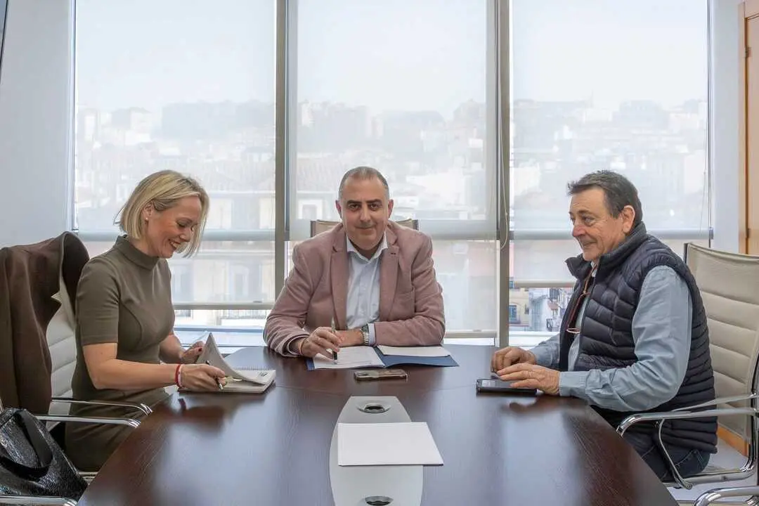 09:00 horas. Despacho del consejero
El consejero de Fomento, Vivienda, Ordenaci&oacute;n del Territorio y Medio Ambiente, Roberto Media, se re&uacute;ne con la alcaldesa de Santillana del Mar.