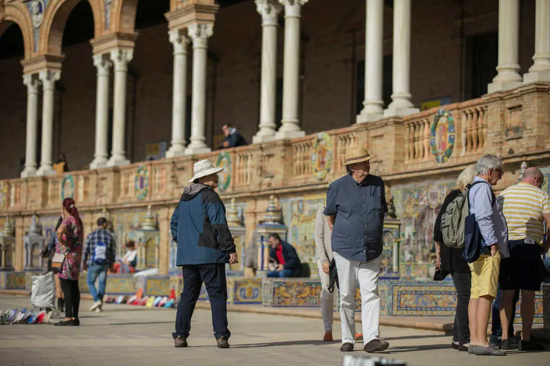 SEVILLA, 22.10.19. Turistas en la Plaza de Espa&ntilde;a de Sevilla.(Andaluc&iacute;a, Espa&ntilde;a).