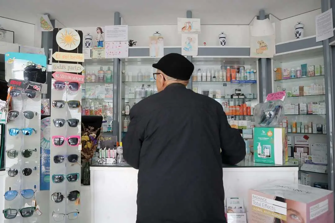 Pedrafito do Cebreiro y Cervantes, Lugo. Farmacias de Pedrafita y San Rom&aacute;n de Cervantes, en Lugo, donde la Xunta de Galicia viene de nombrar 11 zonas farmac&eacute;uticas especiales, que se corresponden con los concellos que &uacute;nicamente disponen de un despacho de farmacia y adem&aacute;s presentan una densidad poblacional inferior a los 10h/m2. En la imagen, actividad comercial en la farmacia de Pedrafita do Cebreiro, en la ma&ntilde;ana del mi&eacute;rcoles 25 de febrero