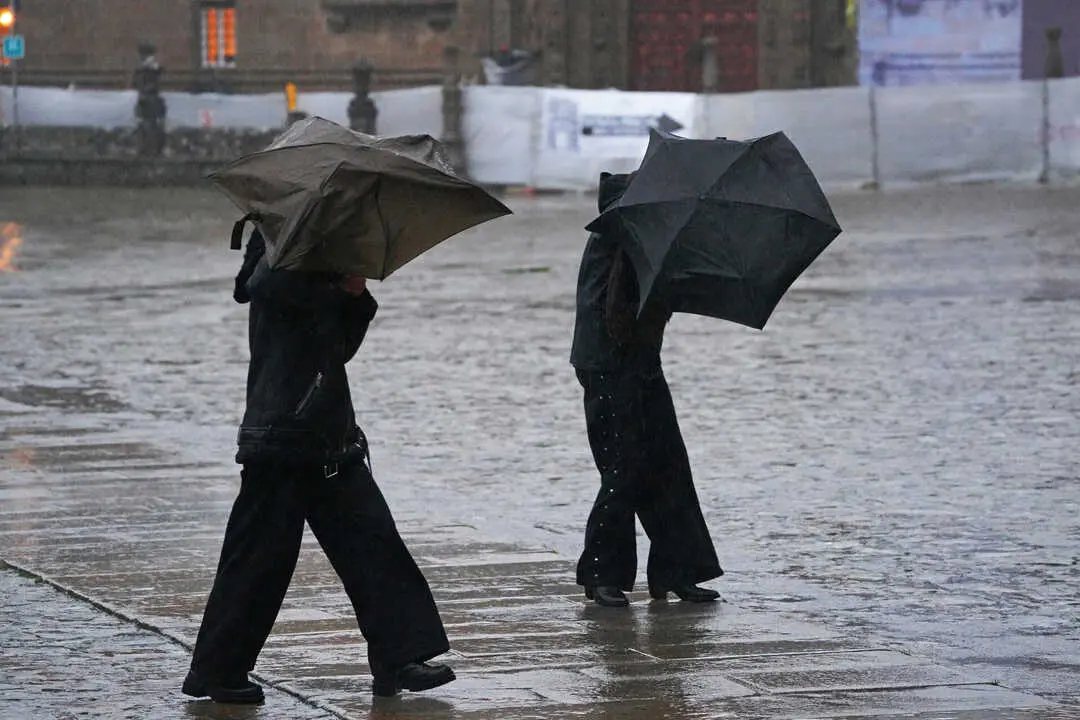 Temporal de lluvia en Santiago - Alerta naraja en Santiago   y roja en Pontevedra por fuertes lluvias - temporal Joseph