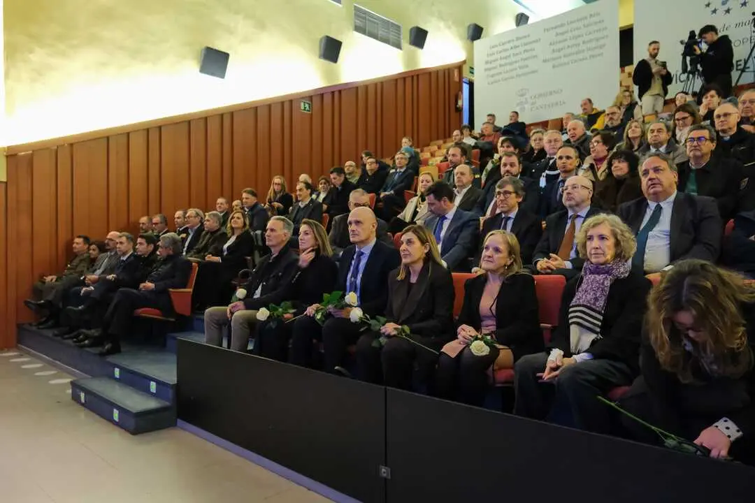 12:15 horas. Teatro municipal de Los Corrales de Buelna. La presidenta de Cantabria, Mar&iacute;a Jos&eacute; S&aacute;enz de Buruaga, preside la celebraci&oacute;n del &lsquo;D&iacute;a europeo de las v&iacute;ctimas del terrorismo&rsquo;. 11 de marzo de 2026 &copy; Ra&uacute;l Lucio