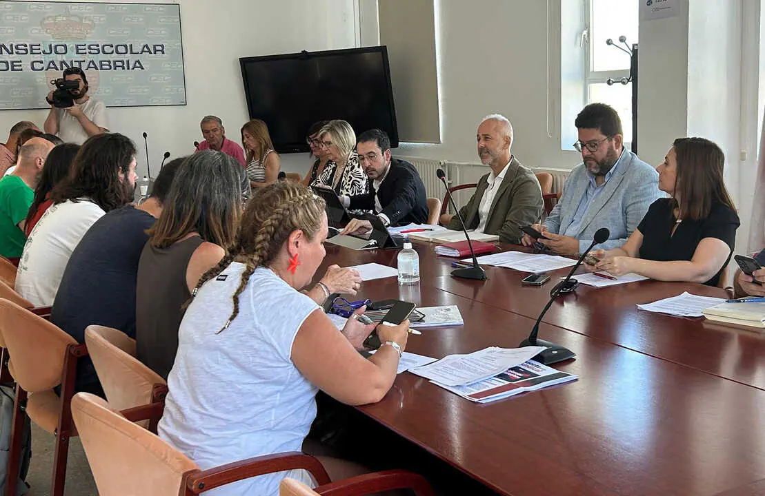 El consejero de Educaci&oacute;n, Formaci&oacute;n Profesional y Universidades, Sergio Silva, asiste a la mesa de negociaci&oacute;n con la Junta de Personal Docente. 
16 jul 25