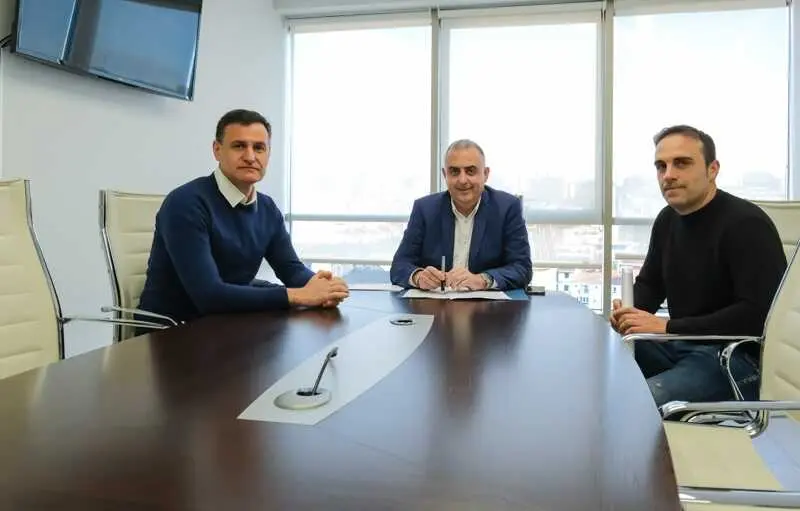 08:30 horas. Despacho del consejero. El consejero de Fomento, Vivienda, Ordenaci&oacute;n del Territorio y Medio Ambiente, Roberto Media, recibe al alcalde de Las Rozas de Valdearroyo. &copy; Ra&uacute;l Lucio