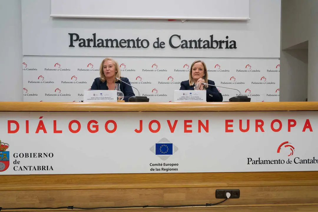Jornada " Dialogo joven europa " en la sala polivalente del Parlamento de Cantabria.